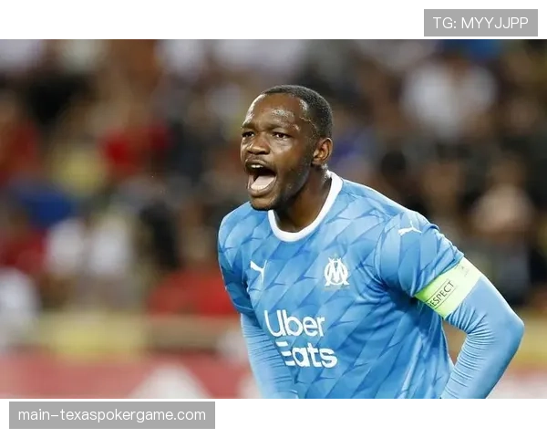 特写：40岁的老将曼丹达在训练后加练，备战可能的首发机会