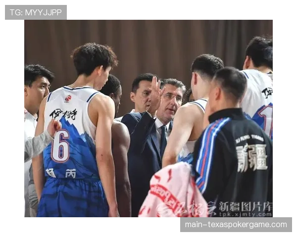 新疆主场球迷高呼“劳道”欢迎回归,受伤队长阿不都沙拉木场边为队友鼓掌